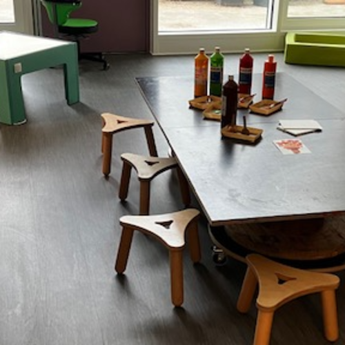 Ein Tisch mit Malsachen steht bereit für Kunstprojekte